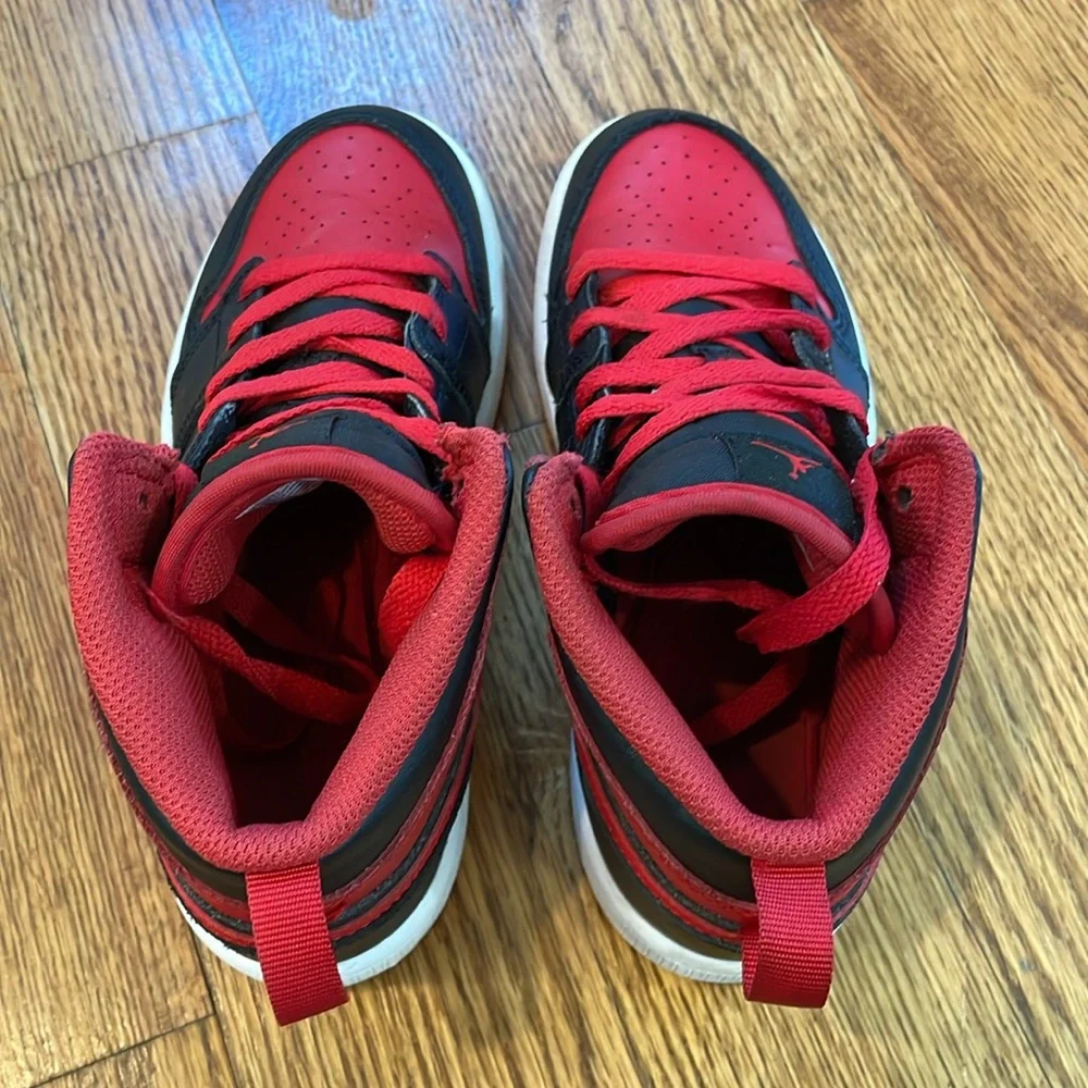 Jordan 1 Retro High Bred Sneakers/Shoes. Size 1Y. Like New Condition.